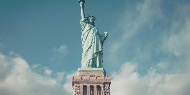 企业工装定制新趋势：如何选择可追溯的有机面料与环保染料打造绿色职业装